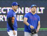 　試合前に会話を交わす鈴木（右）と大谷