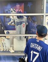 　ドジャースタジアムで公開された、大谷の「５０本塁打、５０盗塁」を記念した展示品