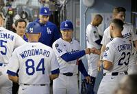 　１回を投げ終え、ベンチでタッチを交わす山本（中央）