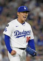 　４回を抑え、雄たけびをあげる山本