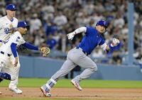 　４回、右前打で出塁するも、一、二塁間で挟殺される鈴木