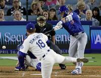 　４回、右前打を放つ鈴木。投手山本