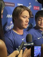 　カブス戦を終え、記者の質問に答える山本（共同）