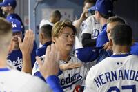 　６回を投げ終え、ベンチで迎えられる山本（中央）