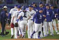 　カブスに勝利しチームメートを迎える大谷（中央）