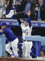 　カブスに勝利し万歳する大谷