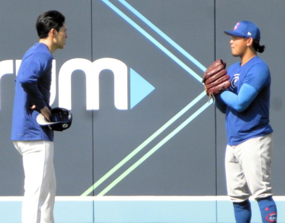 　言葉をかわす佐々木（左）と今永（撮影・小林信行）