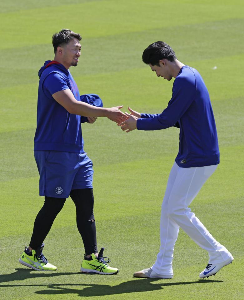 　試合前、鈴木（左）とあいさつを交わす佐々木