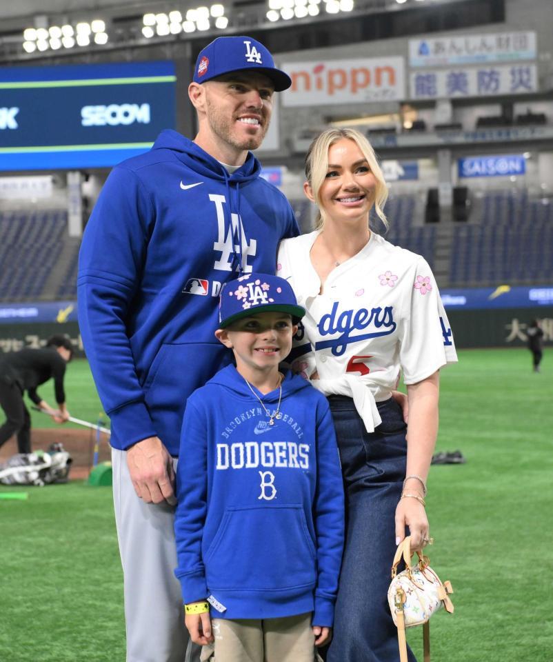 　試合後、記念写真を撮るフレディ・フリーマン一家＝３月１８日、東京ドーム