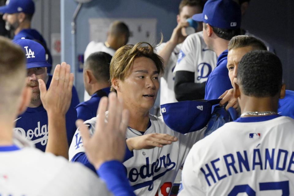 　６回を投げ終え、ベンチで迎えられる山本（中央）