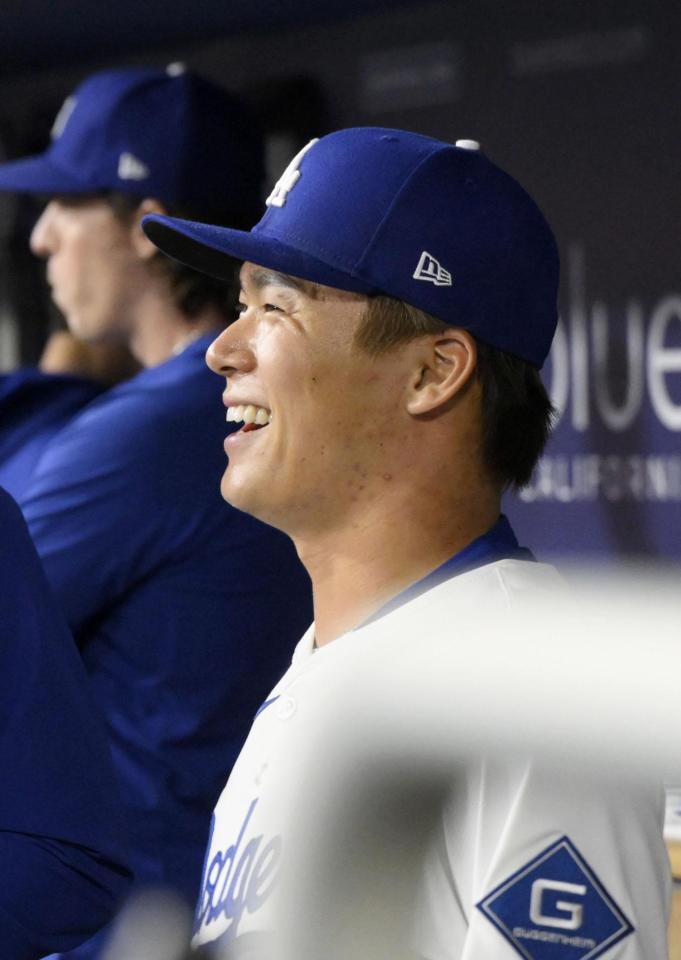 　６回、ベンチで笑顔を見せる山本（共同）