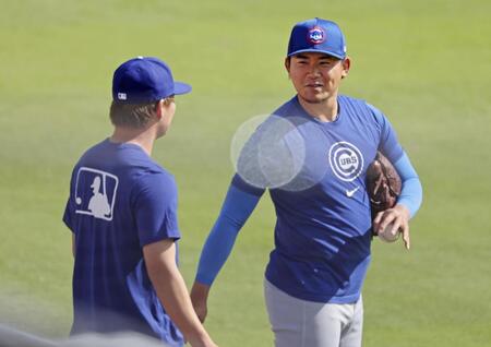 　試合前、ドジャース・山本（左）とあいさつを交わすカブス・今永