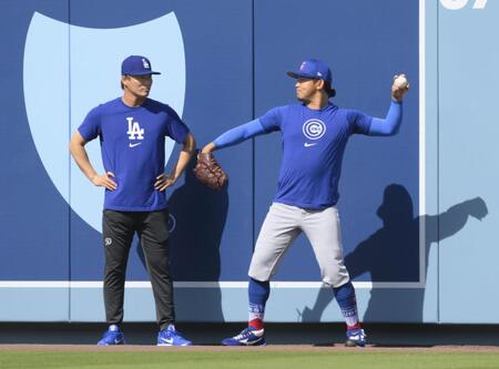 　試合前、話をする山本（左）と今永（共同）