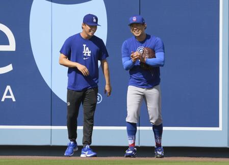 　試合前、談笑する山本（左）と今永（共同）