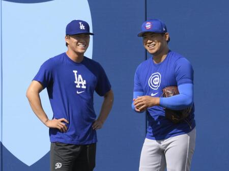 　試合前、話をする山本（左）と今永（共同）