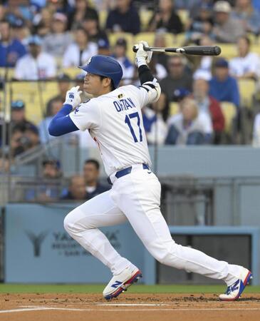 　１回、右前打を放つ大谷（共同）