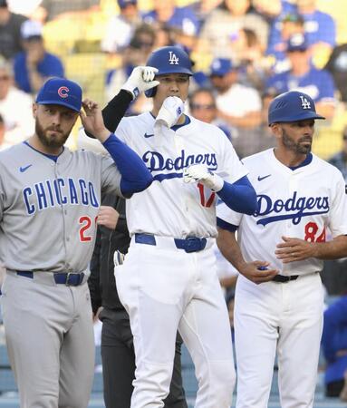 　１回、右前打を放ちポーズをとる大谷（共同）