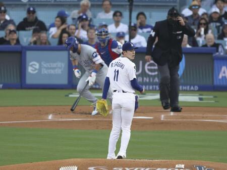 　１回、鈴木を遊ゴロに打ち取る佐々木（共同）