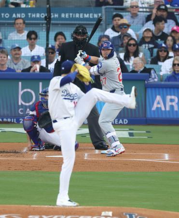 　１回、対戦するカブス・鈴木（奥）とドジャース・佐々木＝ロサンゼルス（共同）