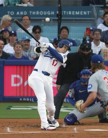 　カブス戦の１回、右前打を放つドジャース・大谷＝ロサンゼルス（共同）