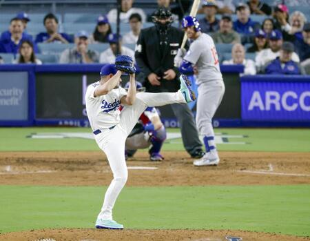 　カブス戦で大差がついた終盤に登板し足を大きく上げて投球するロハス（共同）