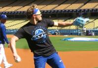 　大谷ＣＭポーズのイラスト入りＴシャツを着て練習するキケ・ヘルナンデス