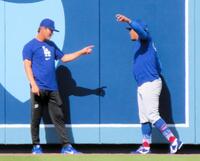 　試合前のフィールドで投球談義に花を咲かせる今永と山本（撮影・小林信行）