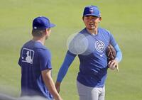 　試合前、ドジャース・山本（左）とあいさつを交わすカブス・今永
