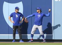 　試合前、話をする山本（左）と今永（共同）