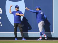 　試合前、話をする山本（左）と今永（共同）