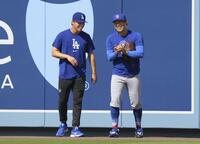 　試合前、談笑する山本（左）と今永（共同）