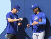 　試合前、話をする山本（左）と今永（共同）