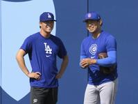 　試合前、話をする山本（左）と今永（共同）