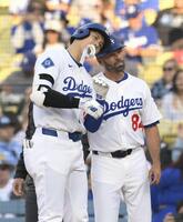 　１回、右前打を放ちポーズをとる大谷（共同）