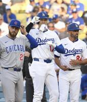 　１回、右前打を放ちポーズをとる大谷（共同）