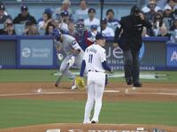 　１回、鈴木を遊ゴロに打ち取る佐々木（共同）