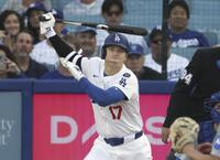　１回、右前打を放つ大谷（共同）