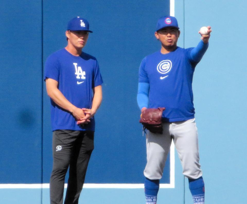 　試合前のフィールドで投球談義に花を咲かせる今永と山本（撮影・小林信行）