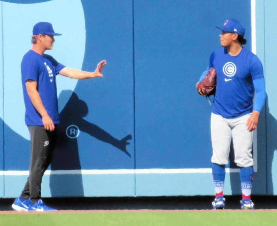 　試合前のフィールドで投球談義に花を咲かせる今永と山本（撮影・小林信行）