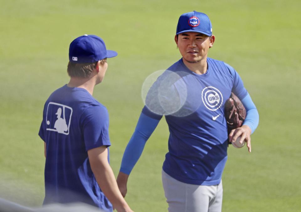 　試合前、ドジャース・山本（左）とあいさつを交わすカブス・今永