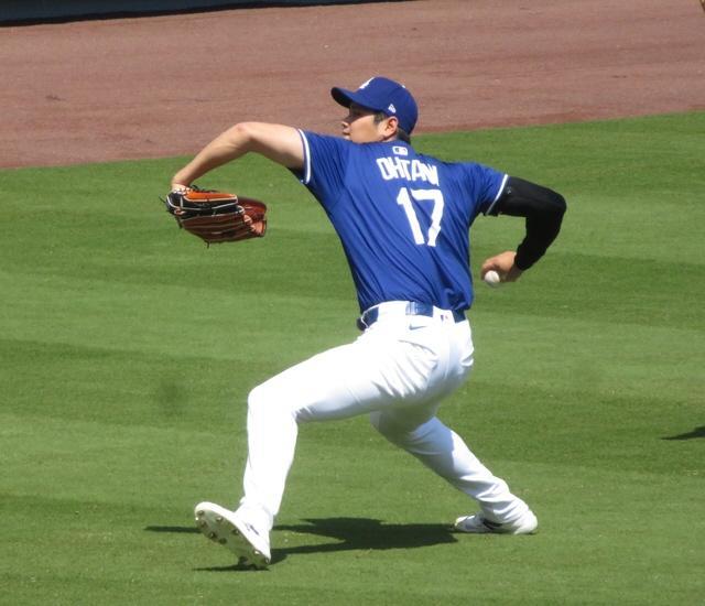 　試合前のフィールドでキャッチボールをする大谷（撮影・小林信行）
