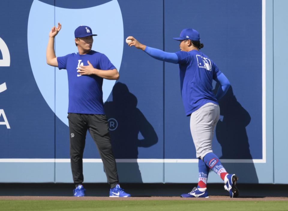 　試合前、話をする山本（左）と今永（共同）