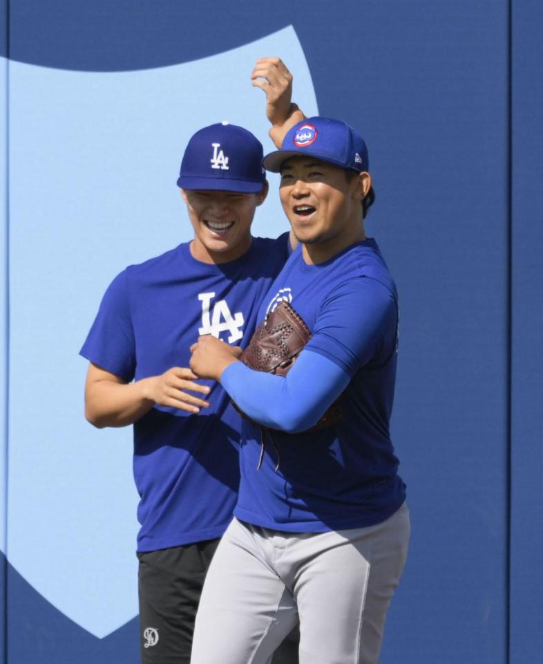 　試合前、話をする山本（左）と今永（共同）