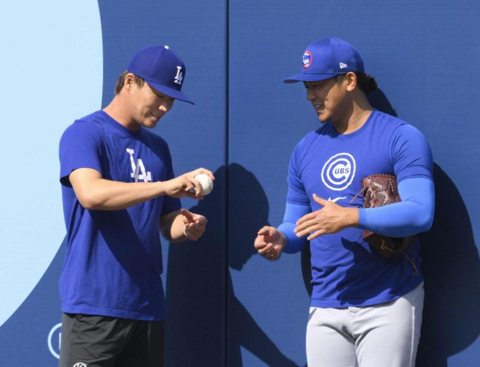 　試合前、話をする山本（左）と今永（共同）