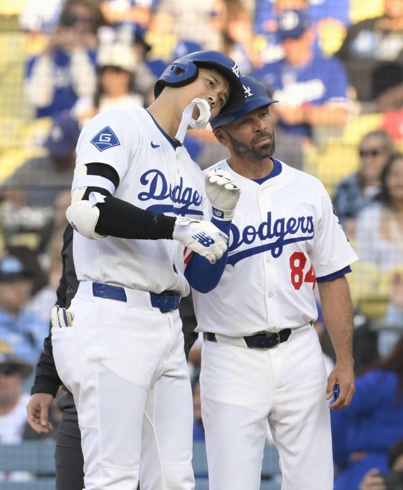 　１回、右前打を放ちポーズをとる大谷（共同）