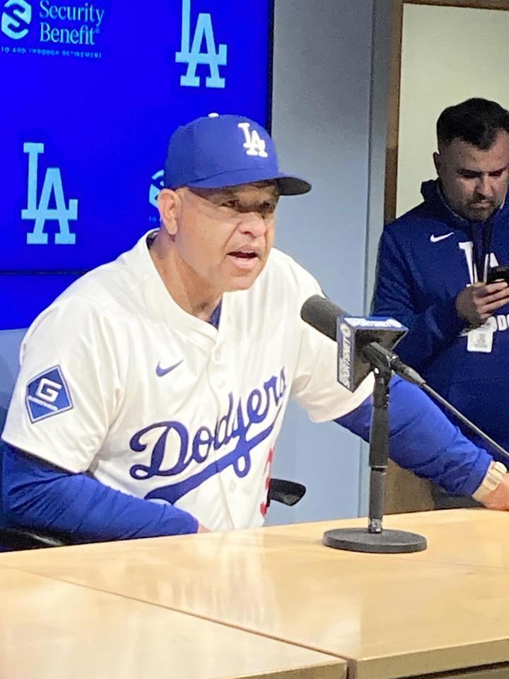 　試合後の会見で佐々木の投球を語るロバーツ監督（撮影・小林信行）