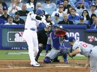 　７回、右飛に倒れる大谷