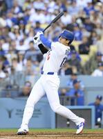 　７回、右飛に倒れた大谷