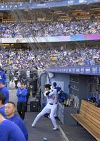 　ベンチで構える大谷