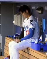 　ベンチでボールを放る大谷